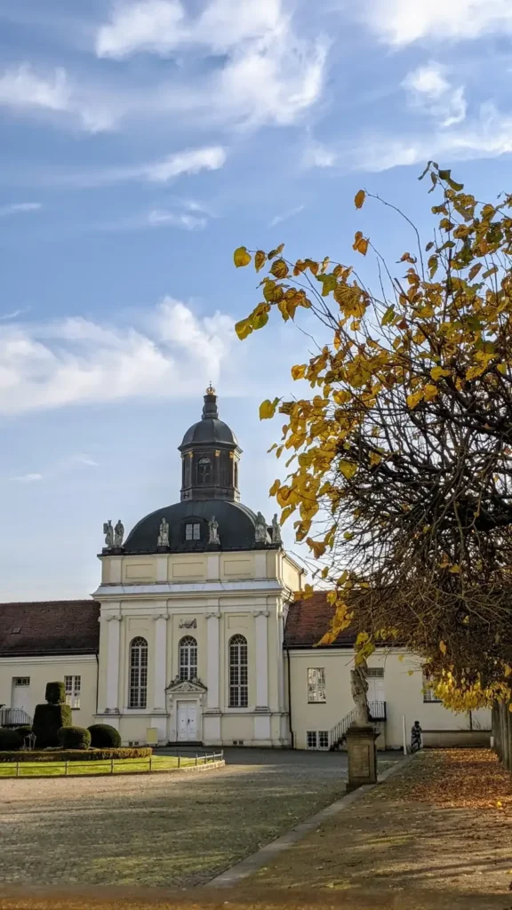 Barocke Schlosskirche von Johann Arnold Nering auf der Schlossinsel Köpenick im Herbst