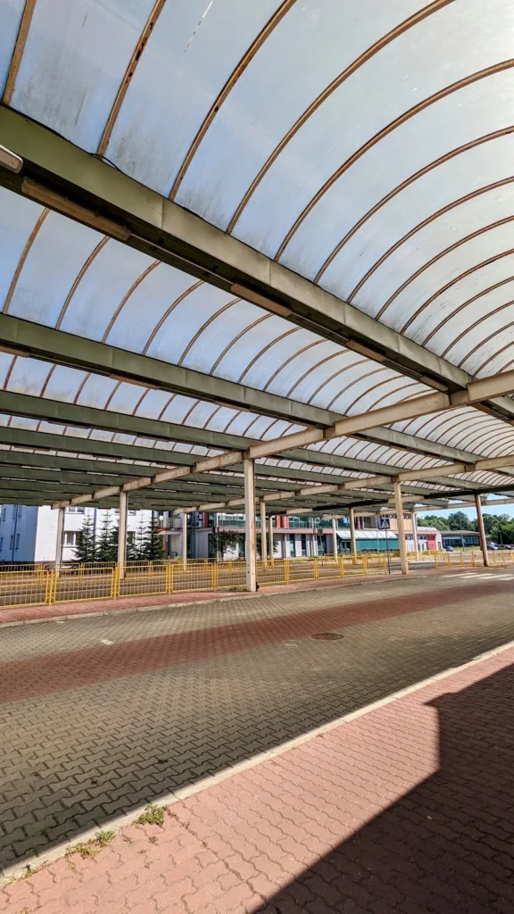 Gewölbtes Dach der früheren Grenzabfertigung in Kostrzyn nad Odrą über leeren, gepflasterten Fahrspuren