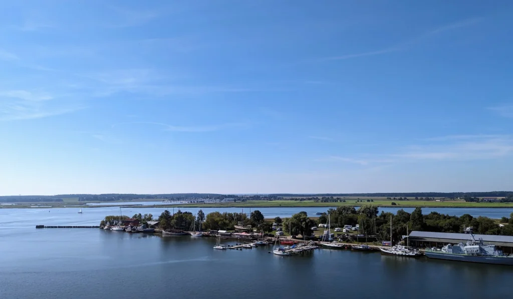 Blick vom Dach des Kraftwerks auf den Hafen Peenemünde und den Peenestrom