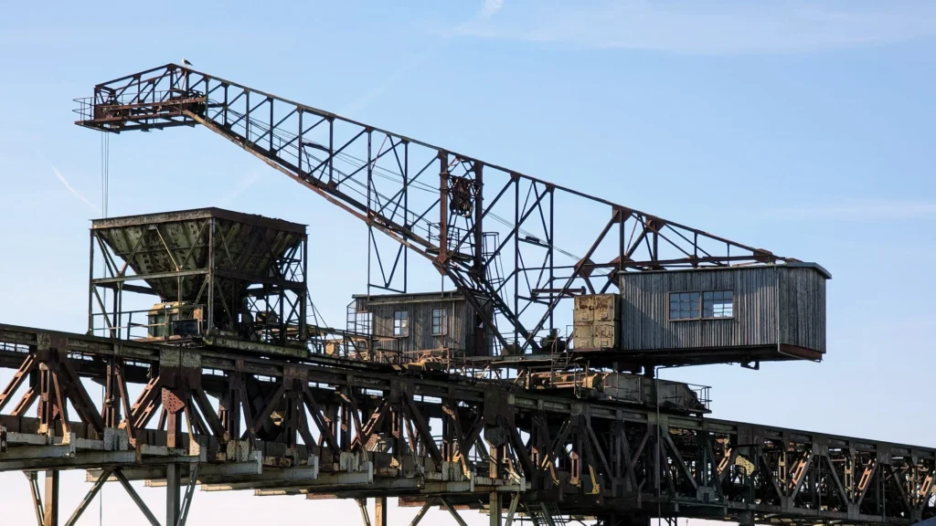 Kohlekran auf der stählernen Kranbrücke des Kraftwerks Peenemünde