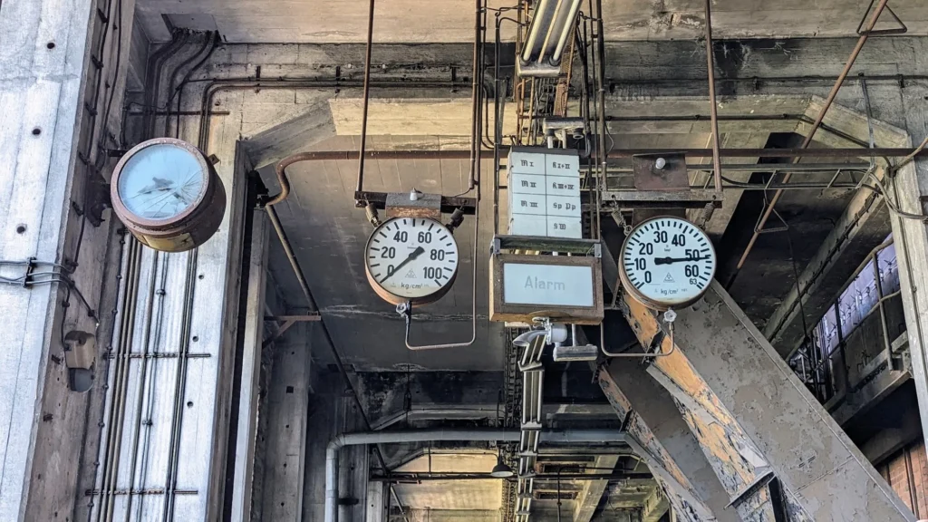 Runde Messuhren und Rohrleitungen im Kesselhaus des Kraftwerks