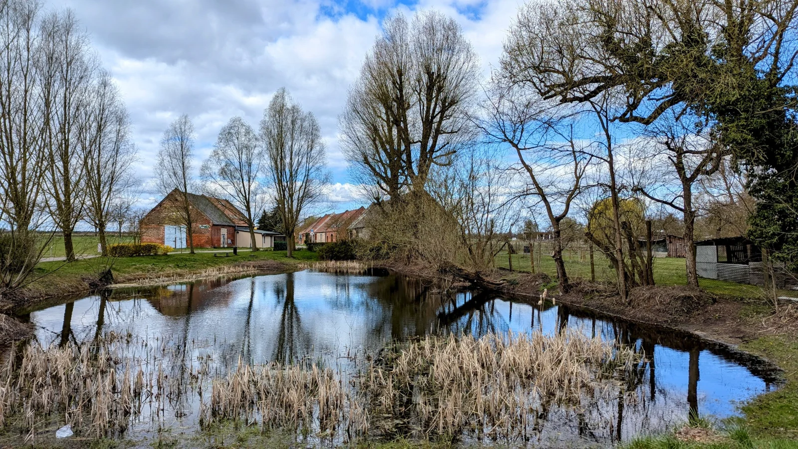 Fachwerkscheunen am Teich im Scheunenviertel von Kremmen