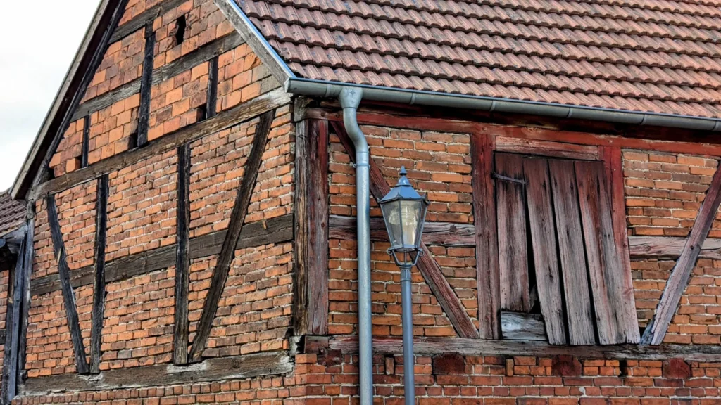 Giebel einer Fachwerkscheune aus Backstein mit alter Laterne im Scheunenviertel von Kremmen