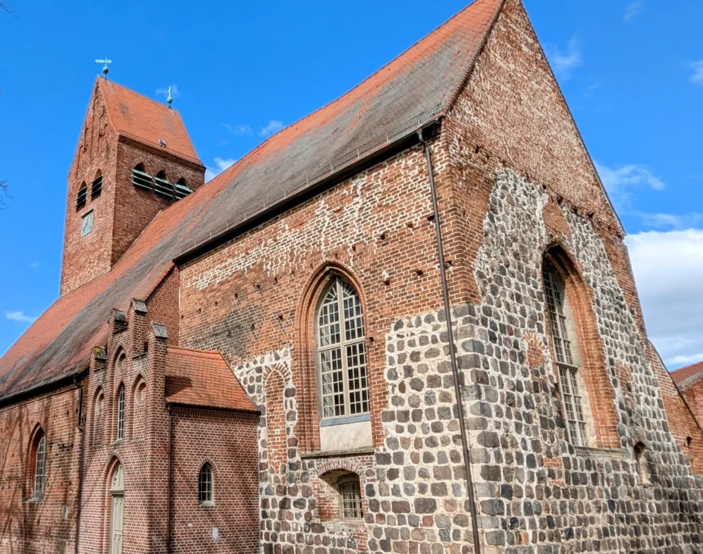 Nikolaikirche in Kremmen mit Mauerwerk aus Feldstein und Backstein
