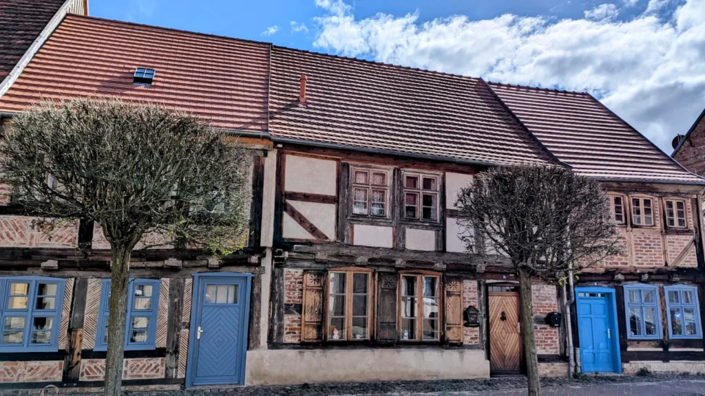 Fachwerkhäuser mit blauen Türen in der Altstadt von Kremmen