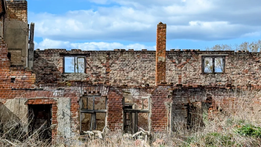 Dachlose Backsteinruine mit leeren Fensterhöhlen am Stadtrand von Kremmen