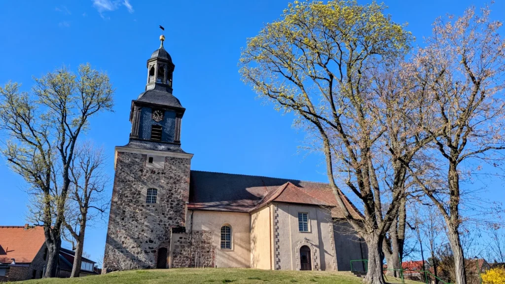 Dorfkirche Vehlefanz mit Feldsteinturm und geschweifter Haube