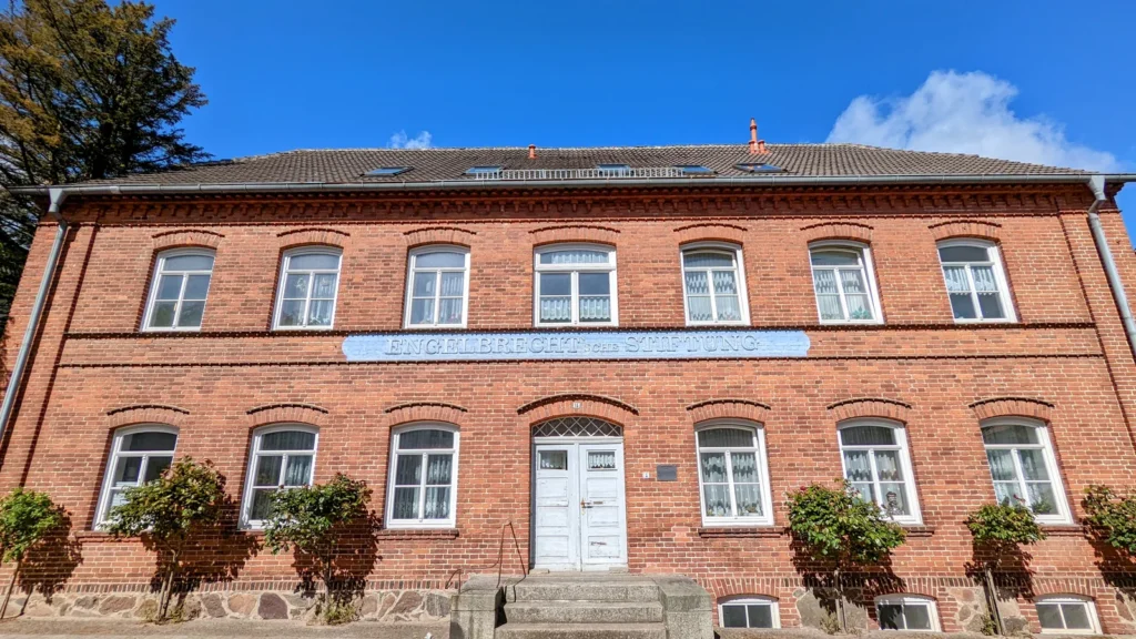 Backsteinhaus der Engelbrecht’schen Stiftung in Putbus mit Schriftzug über dem Eingang