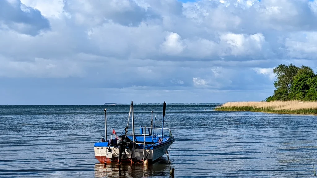 Kleines Fischerboot auf dem Bodden vor Lauterbach, am Ufer Schilf