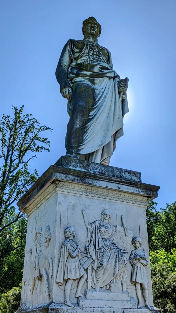Marmorstandbild des Fürsten Wilhelm Malte I. mit Reliefsockel im Schlosspark Putbus