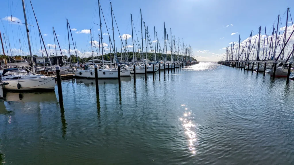 Segelboote und Stege im Hafen Lauterbach auf Rügen