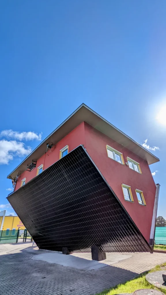 Rotes Haus Kopf über in Putbus, das auf dem Dach steht
