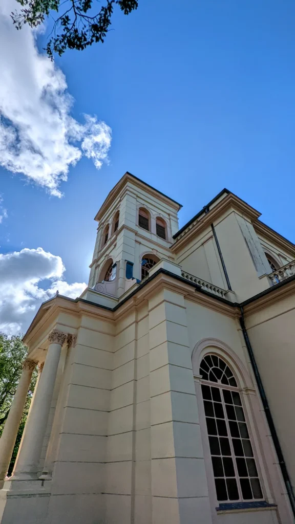 Turm und Seitenwand der hellen Schlosskirche Putbus von unten