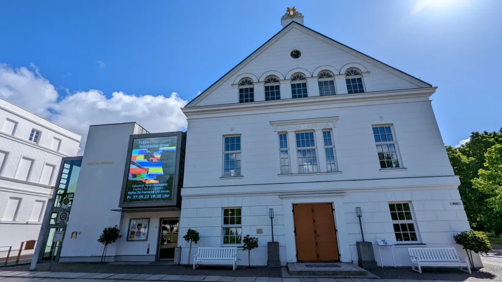 Weißes Theater Putbus mit klassizistischem Giebel und modernem Anbau