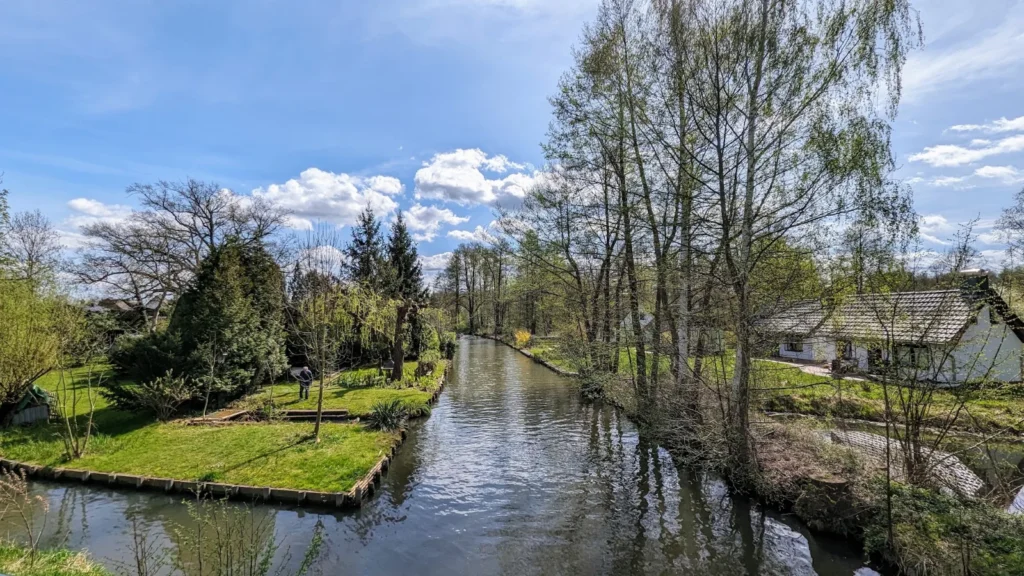 Fließ in Leipe mit Gärten und Häusern am Ufer