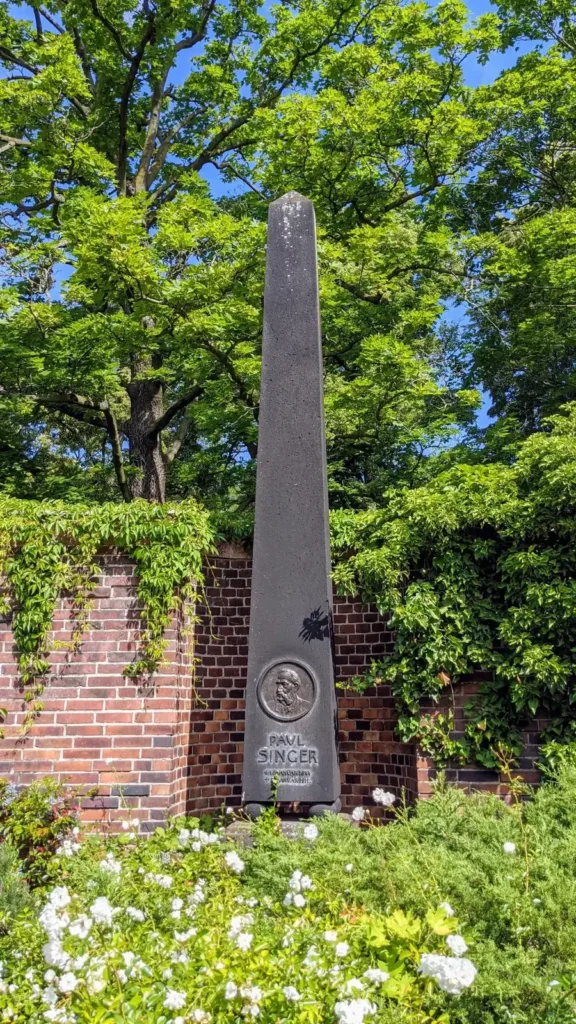 Schmale Stele vor der Klinkermauer der Gedenkstätte der Sozialisten auf dem Zentralfriedhof Friedrichsfelde