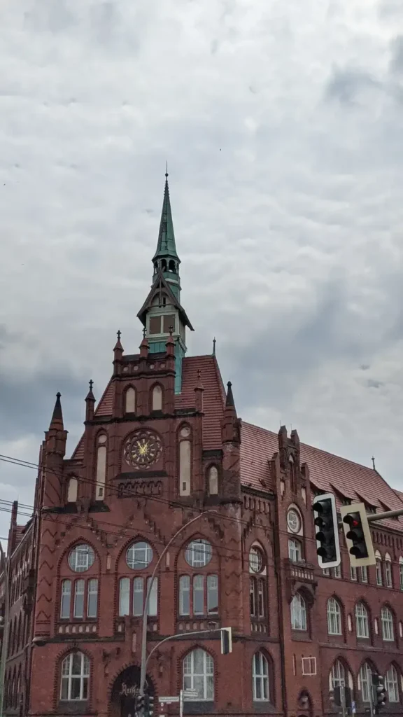 Neugotisches Rathaus Lichtenberg aus rotem Backstein mit Turm an der Möllendorffstraße