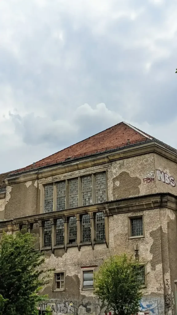 Leer stehendes Stadtbad Lichtenberg mit großen Fenstern und Giebel an der Hubertusstraße