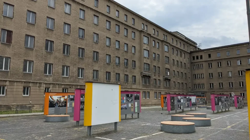 Weiter Innenhof der früheren Stasi-Zentrale an der Ruschestraße mit Plattenbauten und Ausstellungstafeln