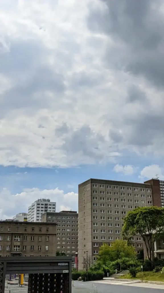 Hohe Verwaltungsbauten der früheren Stasi-Zentrale in Lichtenberg, davor eine Straße