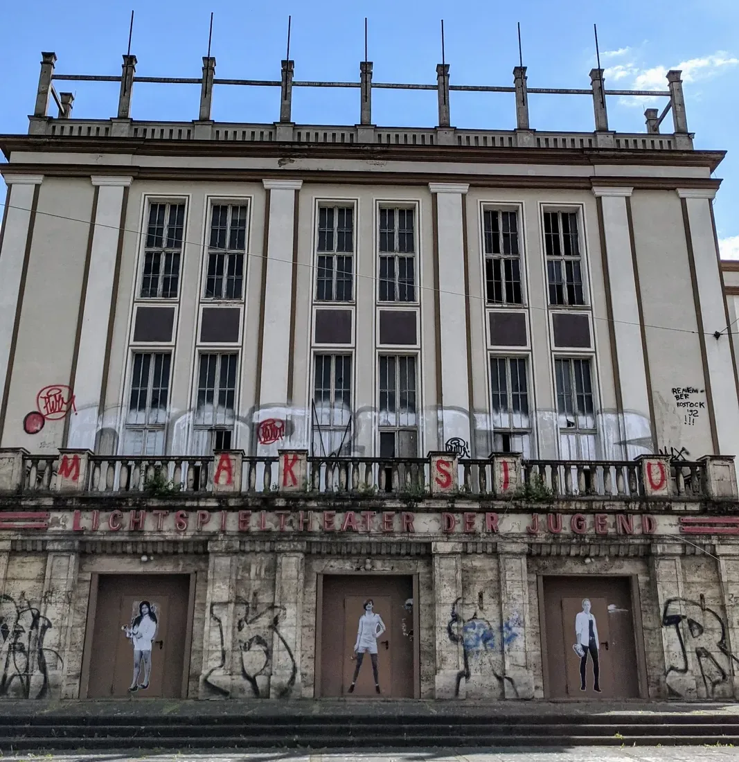 Fassade des Lichtspieltheaters der Jugend in Frankfurt (Oder) mit rotem Schriftzug über dem Eingang
