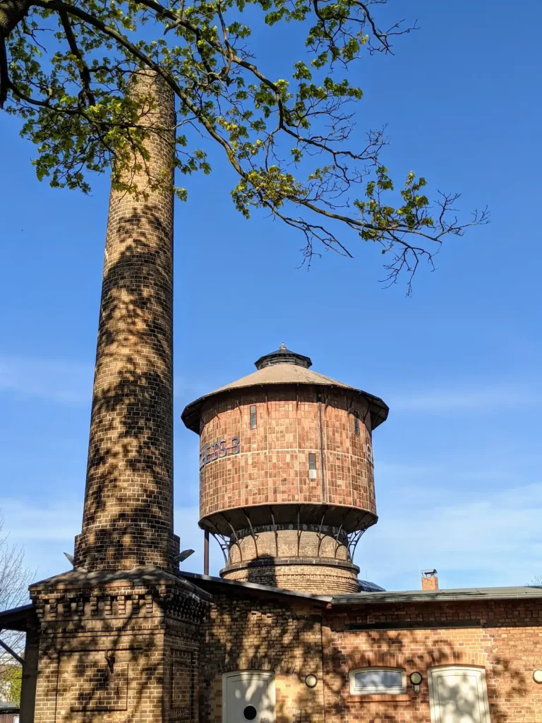 Historischer Wasserturm am Bahnhof Lübbenau, runder Backsteinturm