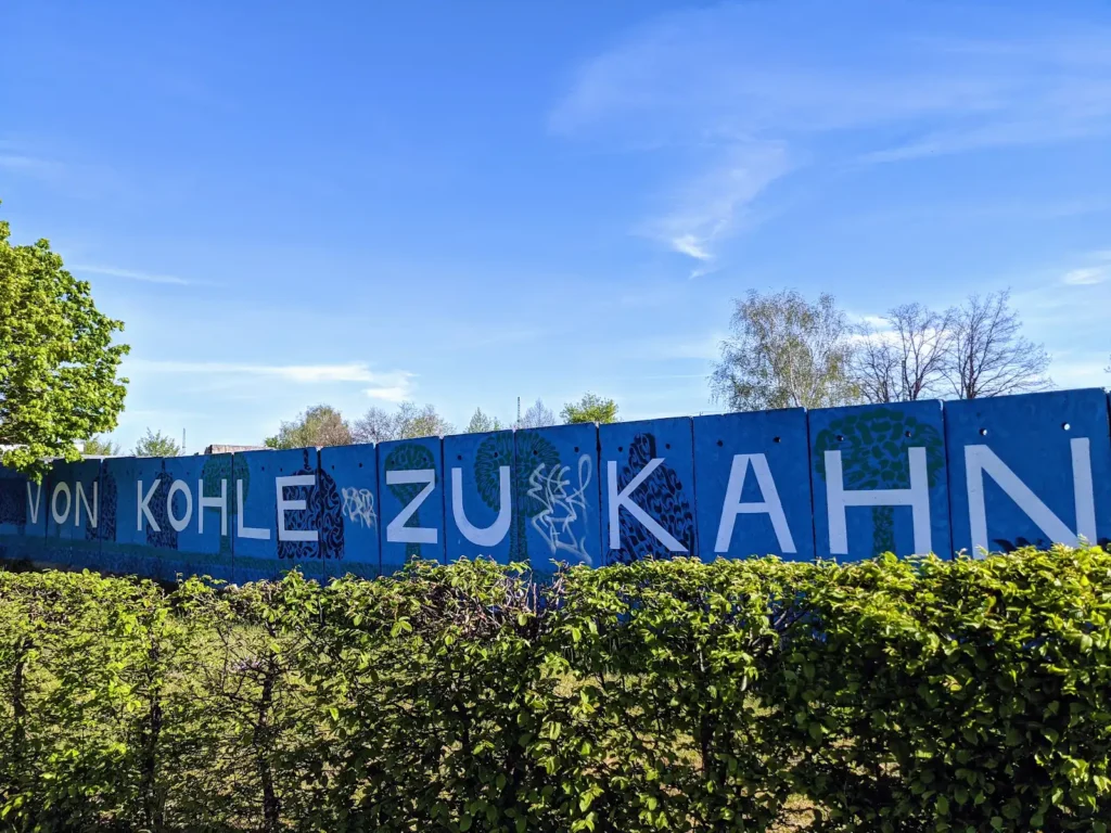 Blaue Wand mit der Aufschrift Von Kohle zu Kahn am Energieweg in Lübbenau