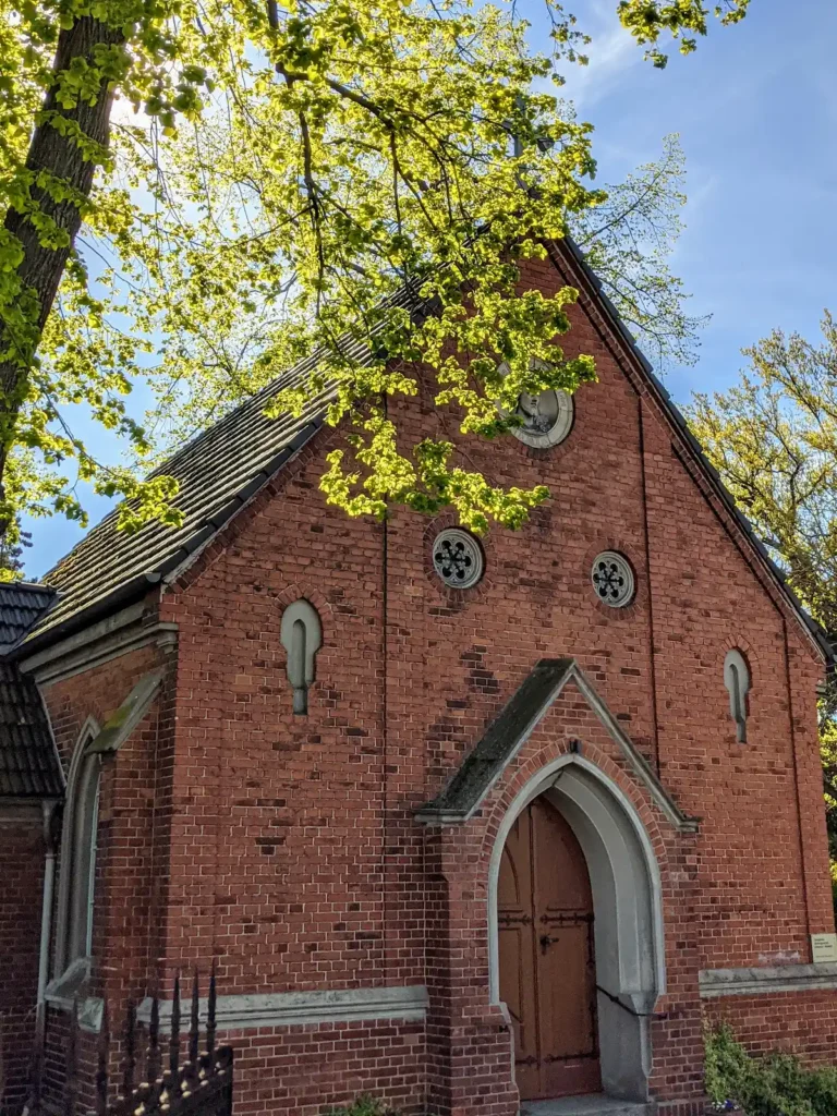 Evangelische Friedhofskapelle aus rotem Backstein in der Neustadt von Lübbenau