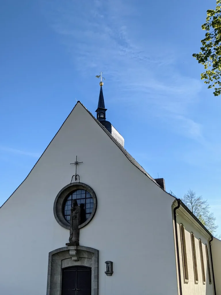 Katholische Kirche St. Maria Verkündigung in Lübbenau mit weißer Fassade und rundem Fenster