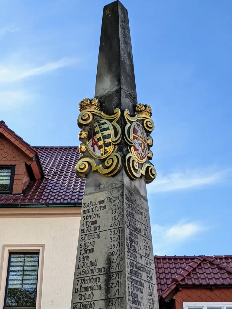 Kursächsische Postdistanzsäule mit Wappenzier in Lübbenau