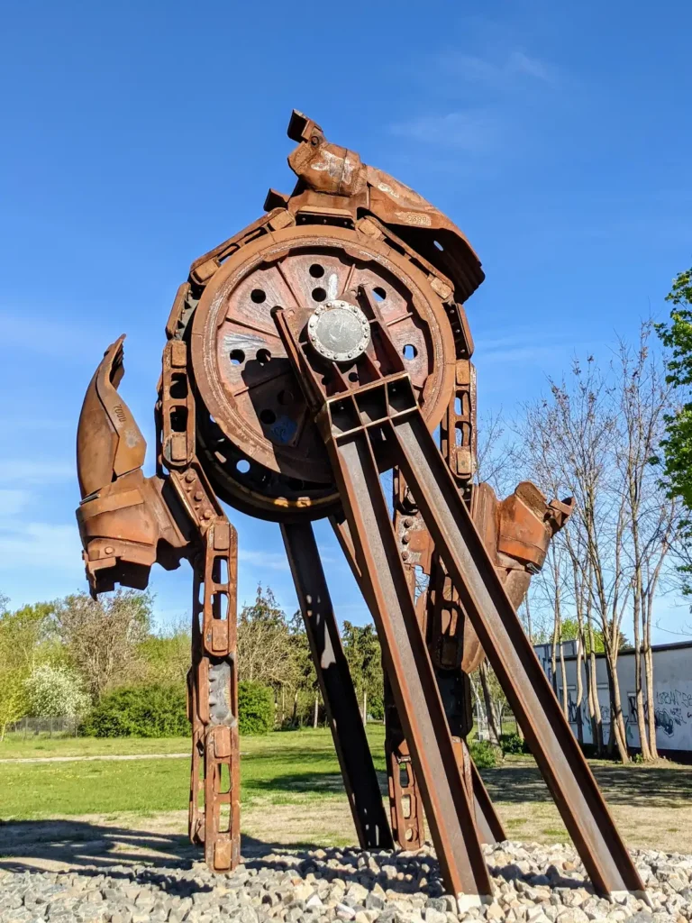 Stählerne Tagebauskulptur Interrupt in der Lausitz in Lübbenau