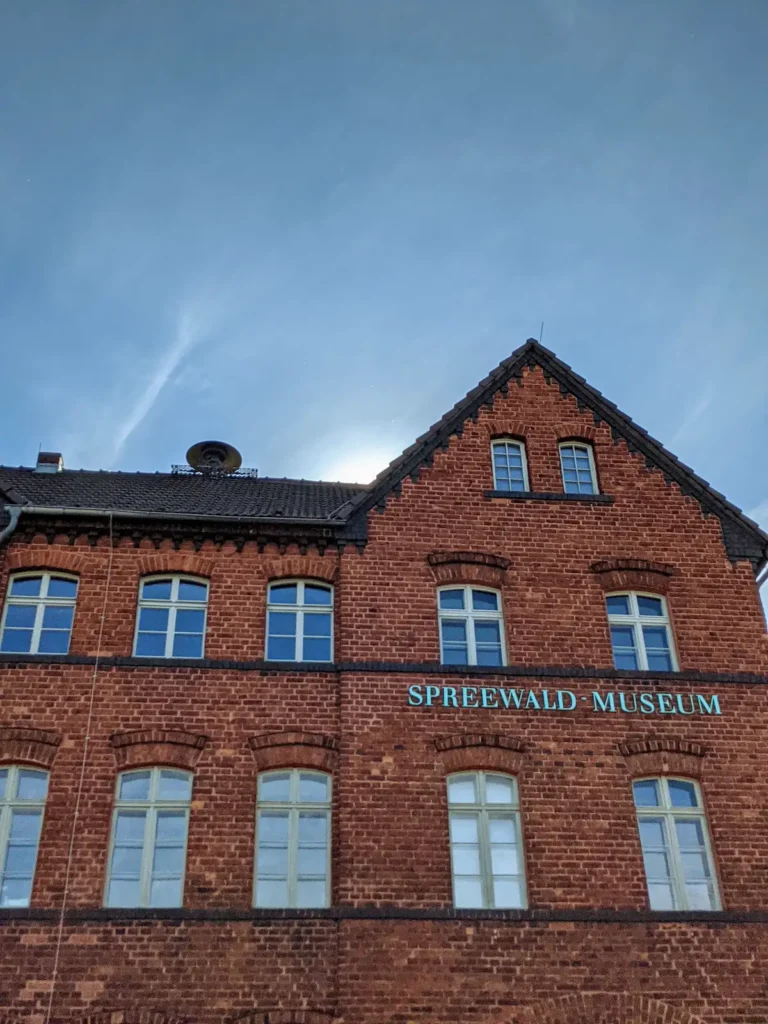 Torhaus mit dem Spreewaldmuseum in Lübbenau, Backsteinbau mit Giebel