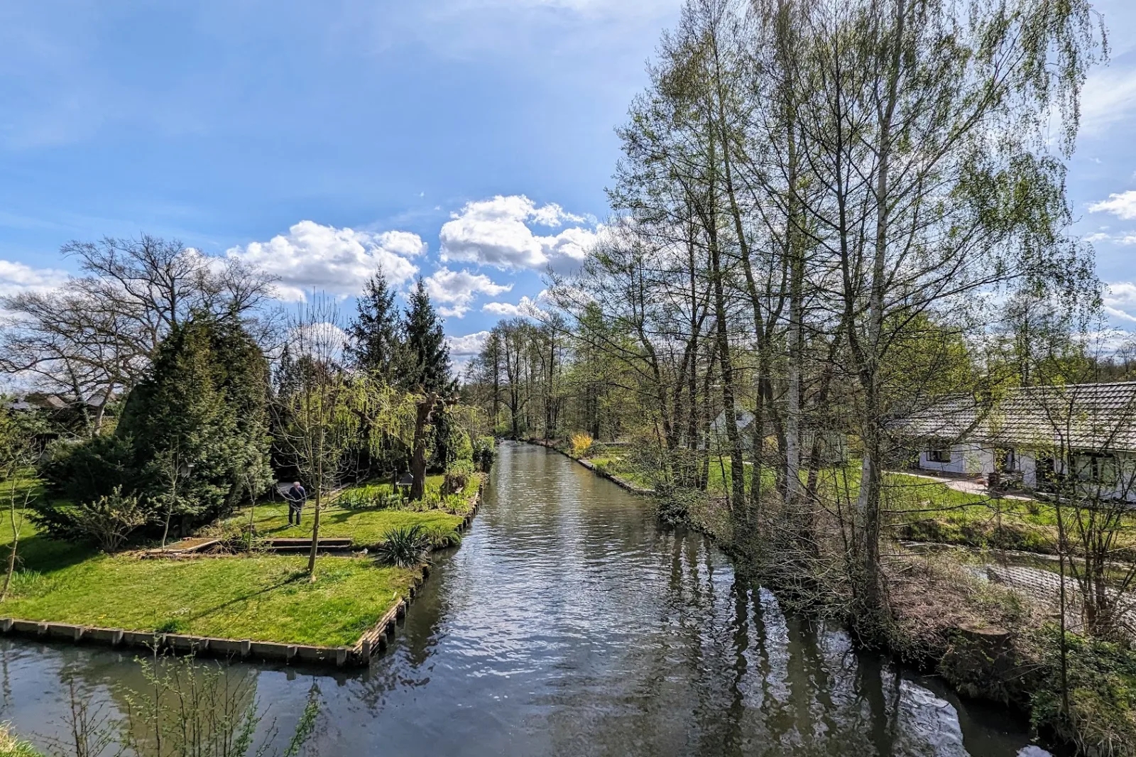 Fließ im Spreewald mit Gärten und Häusern am Ufer