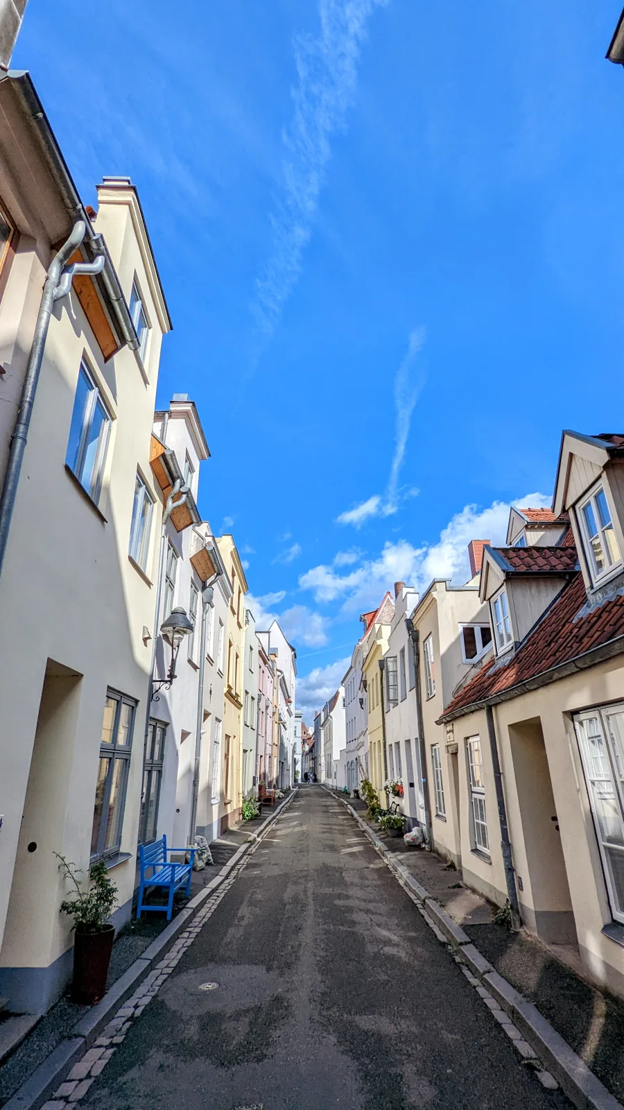 Schmale Gasse mit hellen Giebelhäusern in der Lübecker Altstadt