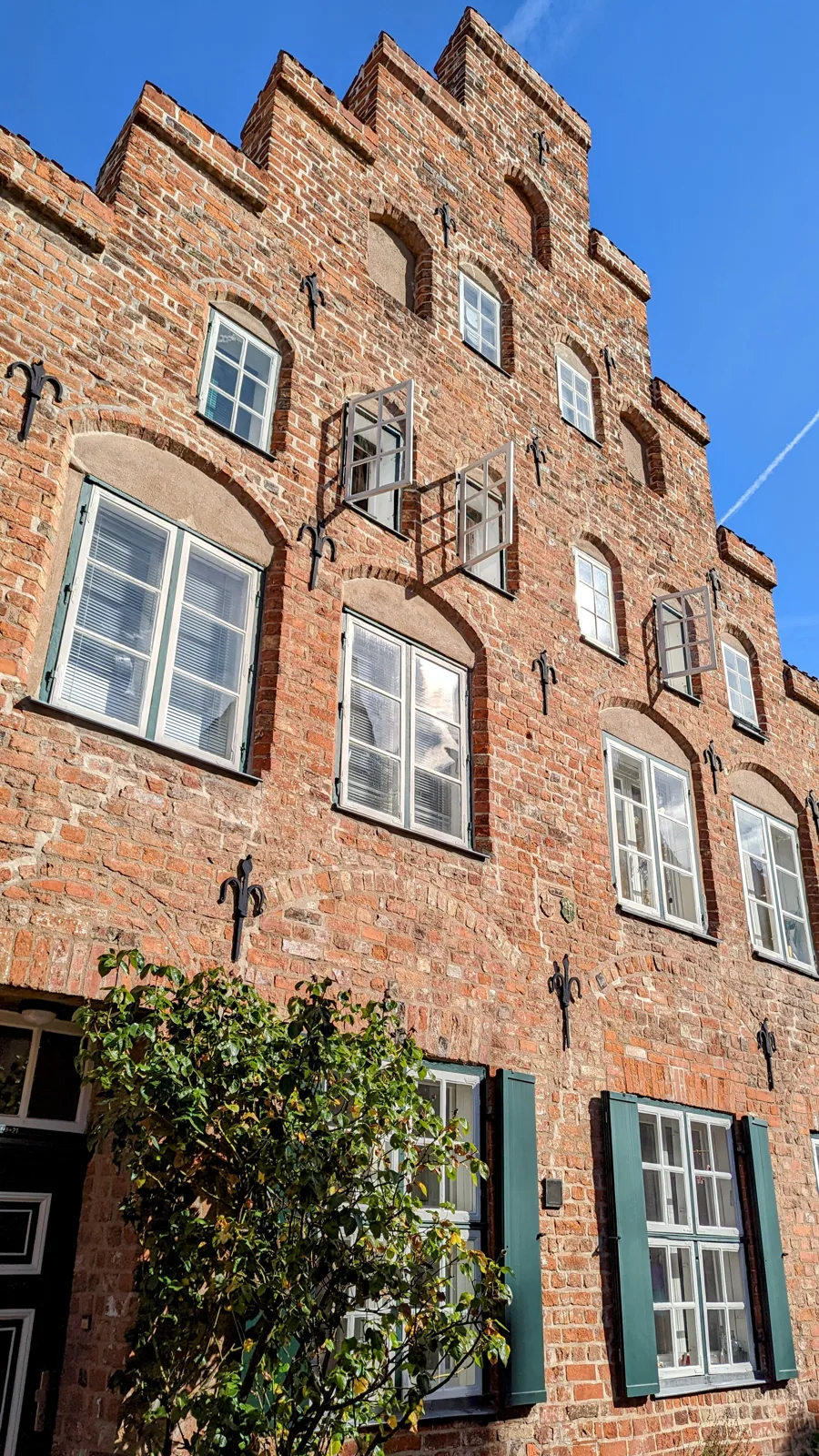Backsteinhaus mit Stufengiebel in der Lübecker Altstadt