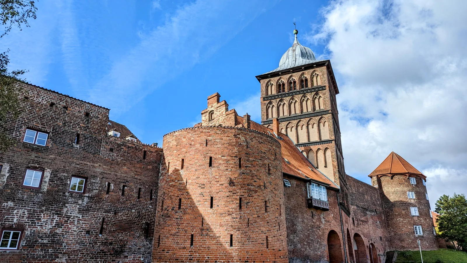 Burgtor und Stadtmauerreste mit Rundturm in Lübeck