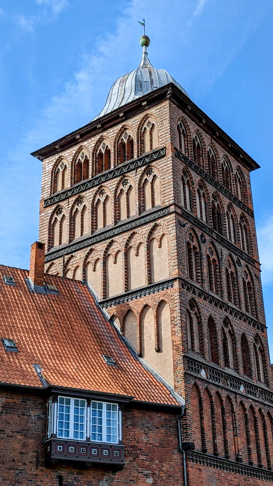 Turm des Burgtors in Lübeck mit geschwungenem Dach