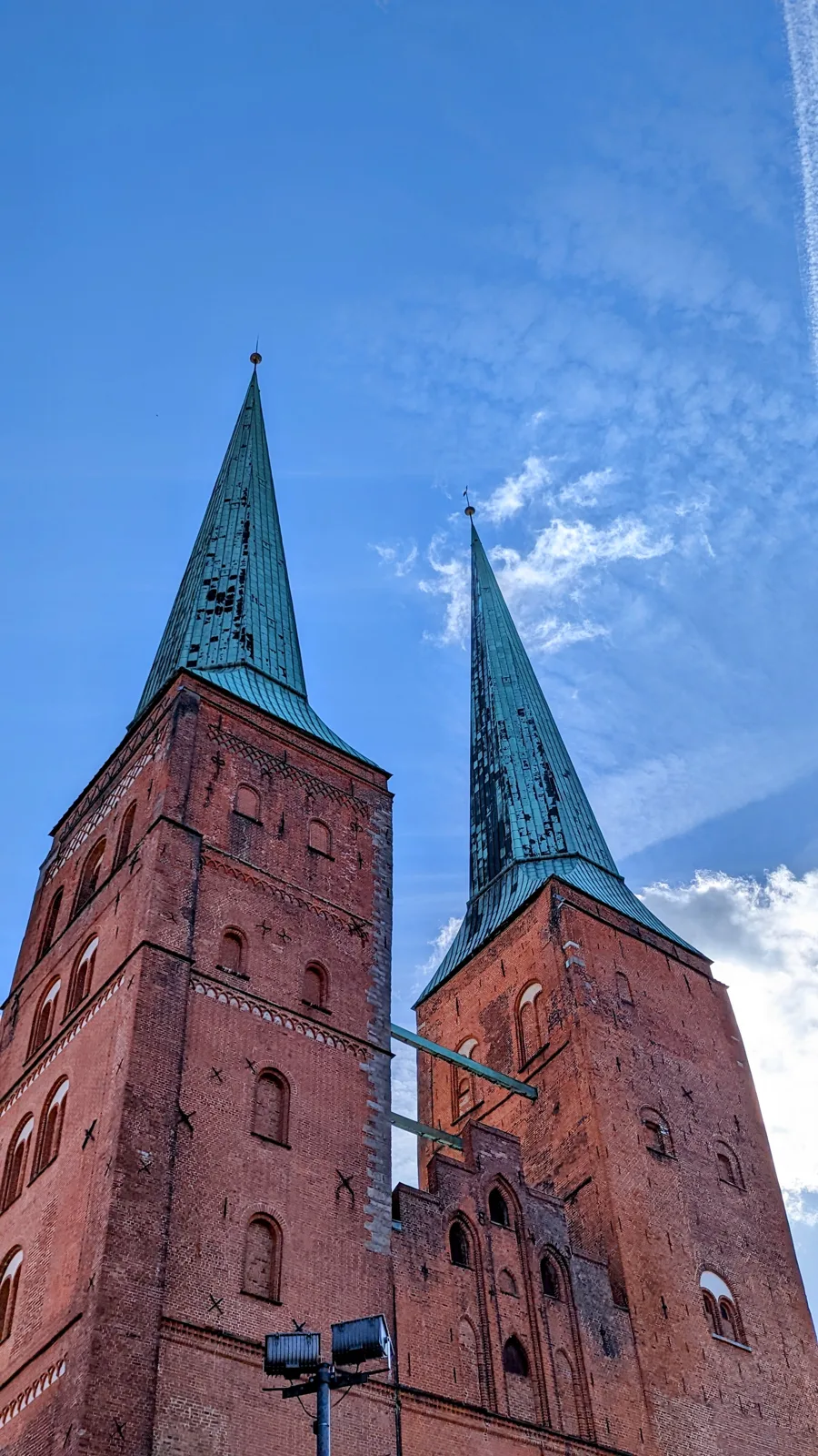 Die beiden Türme des Lübecker Doms von unten
