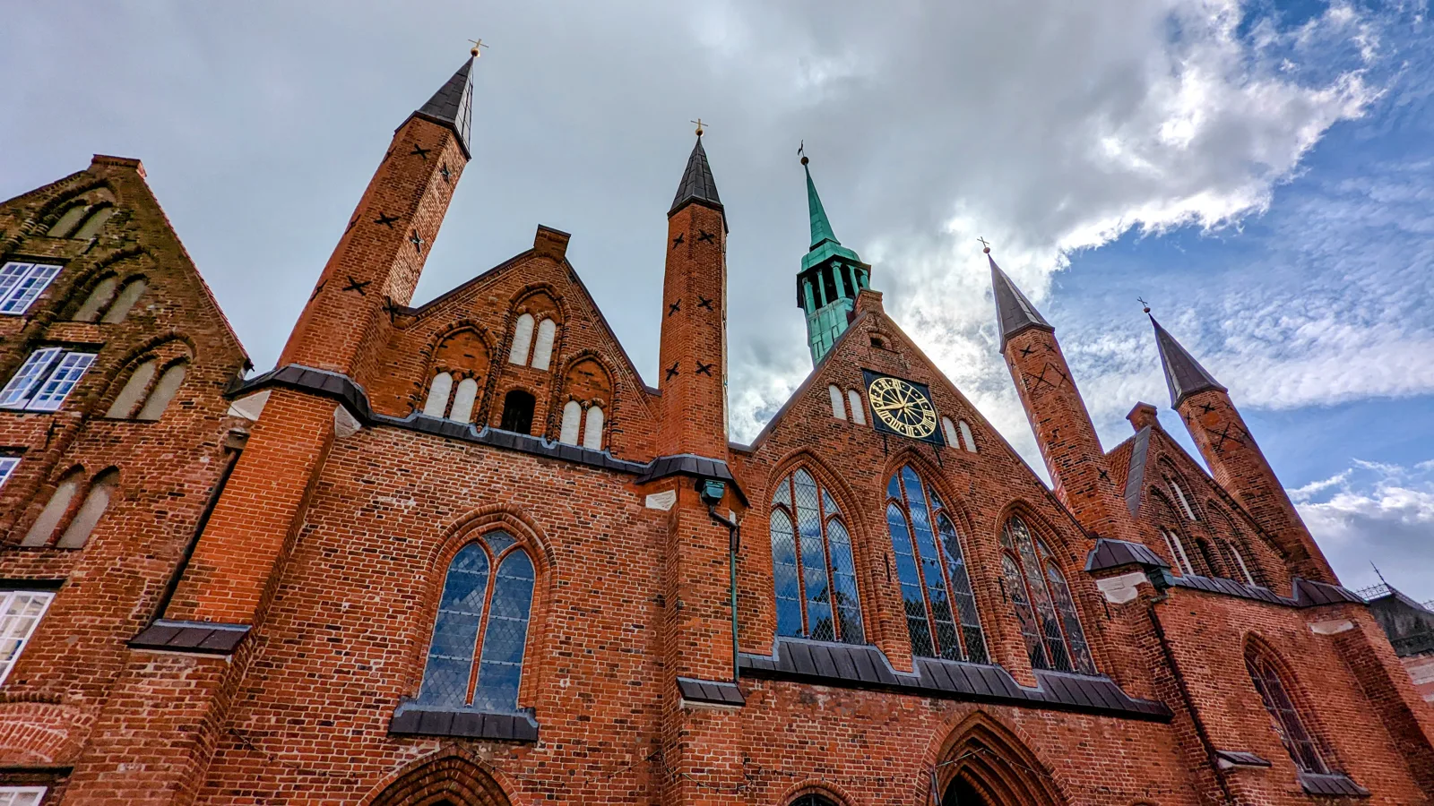 Spitze Giebel und Türmchen des Heiligen-Geist-Hospitals am Koberg in Lübeck