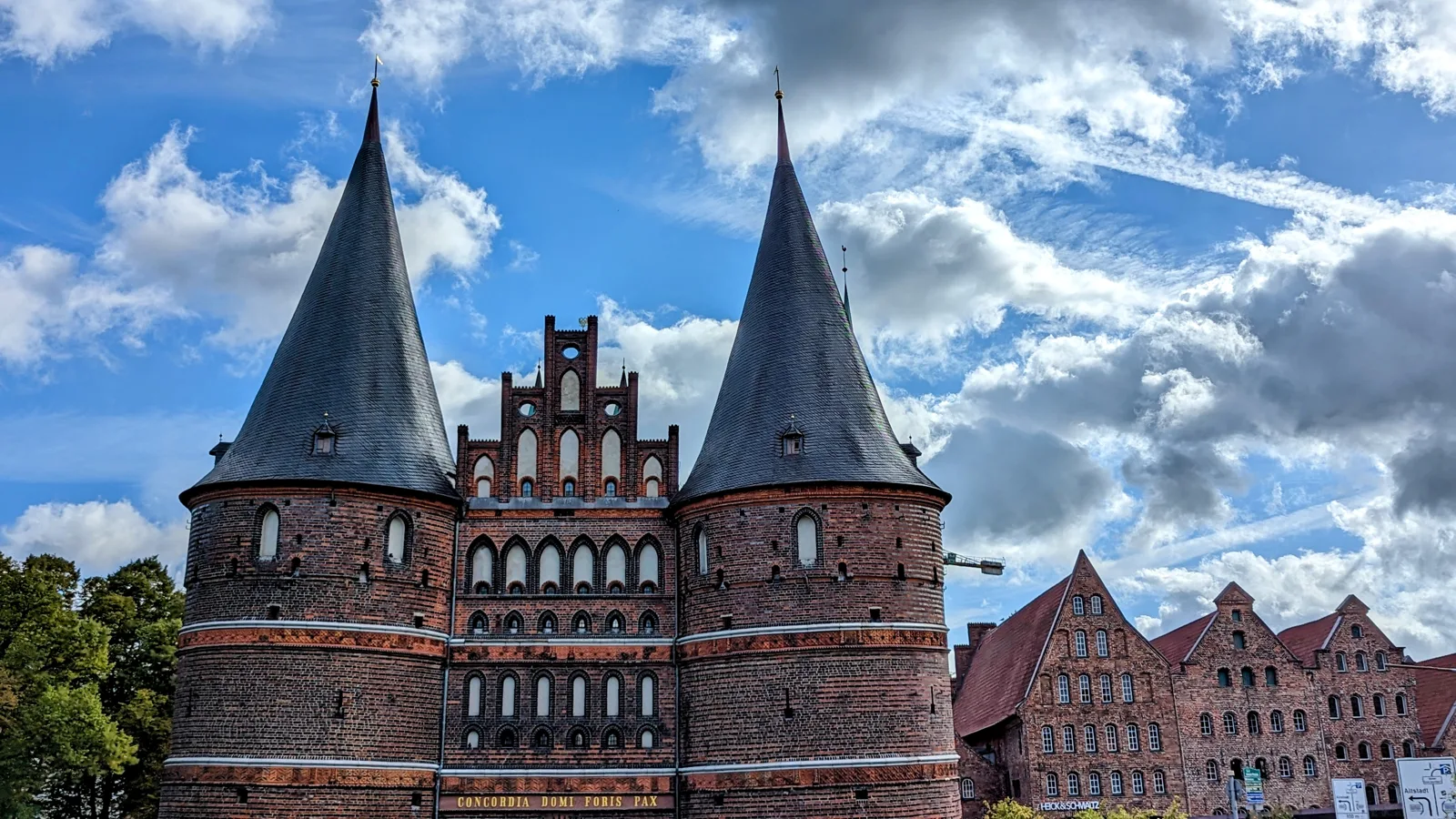 Holstentor und Salzspeicher an der Obertrave in Lübeck
