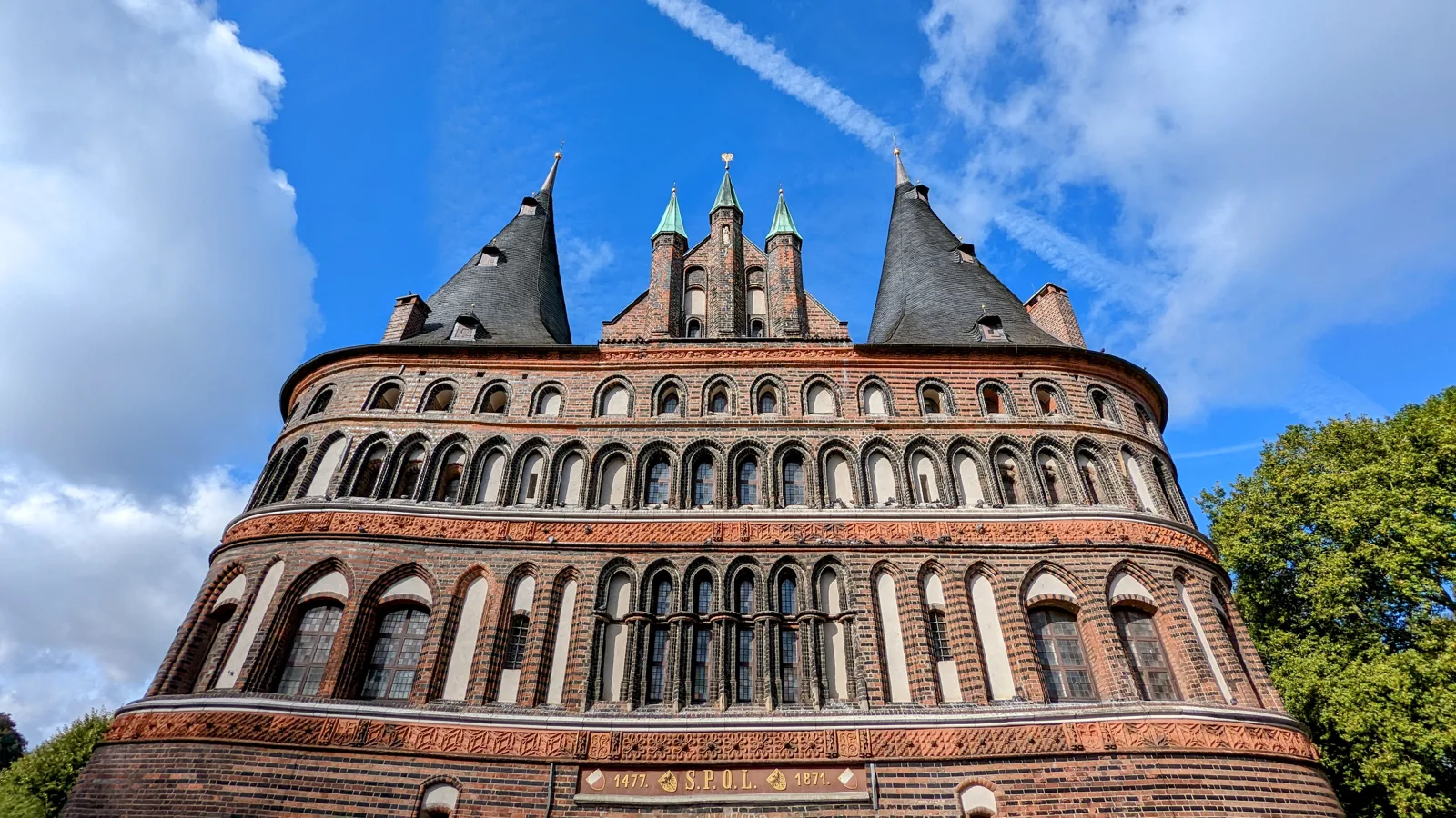 Stadtseite des Holstentors in Lübeck mit den beiden Rundtürmen, dem Mittelbau und der Inschrift S.P.Q.L. über dem Portal