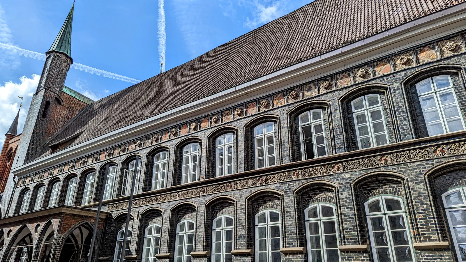 Langer Rathausflügel mit dunkel glasierten Backsteinen am Markt in Lübeck