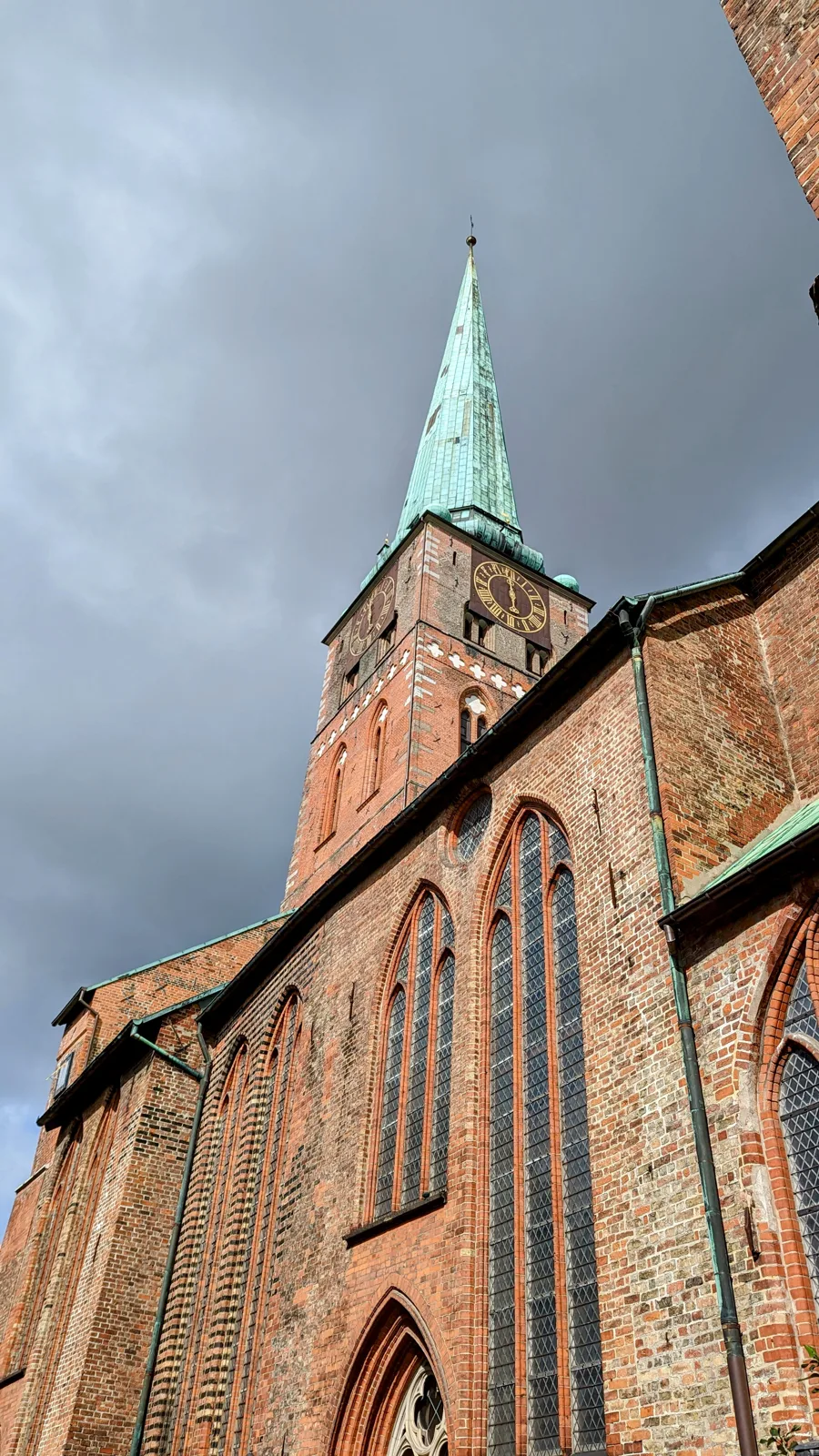 Turm von St. Jakobi in Lübeck mit grüner Spitze und Uhr