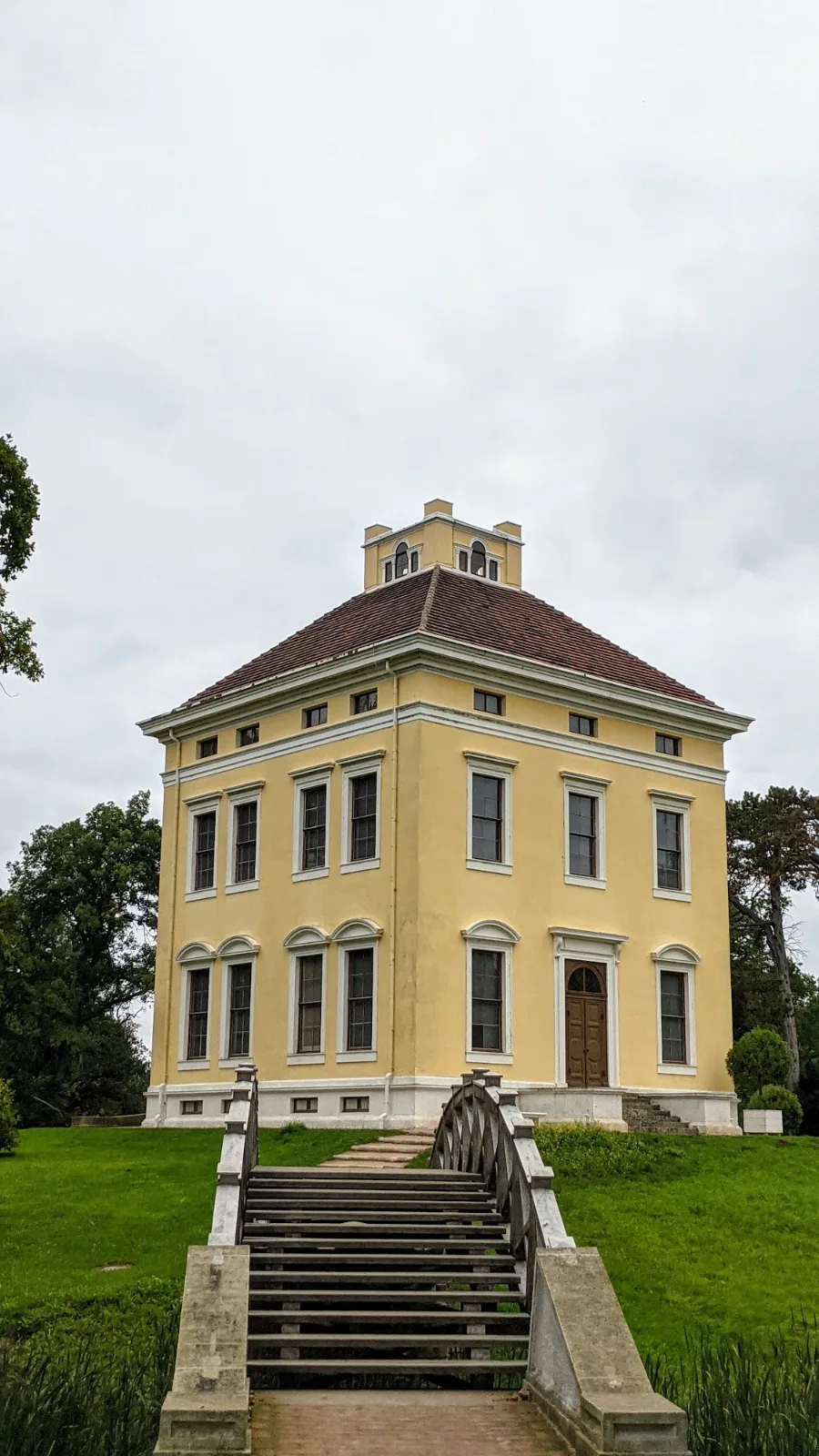 Schloss Luisium in Dessau, gelbes Landhaus mit Belvedere, davor eine Holztreppe