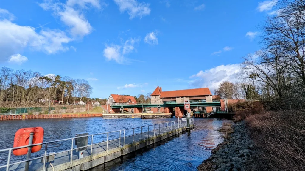 Blick über den Teltowkanal zur Machnower Schleuse, im Vordergrund ein Geländer