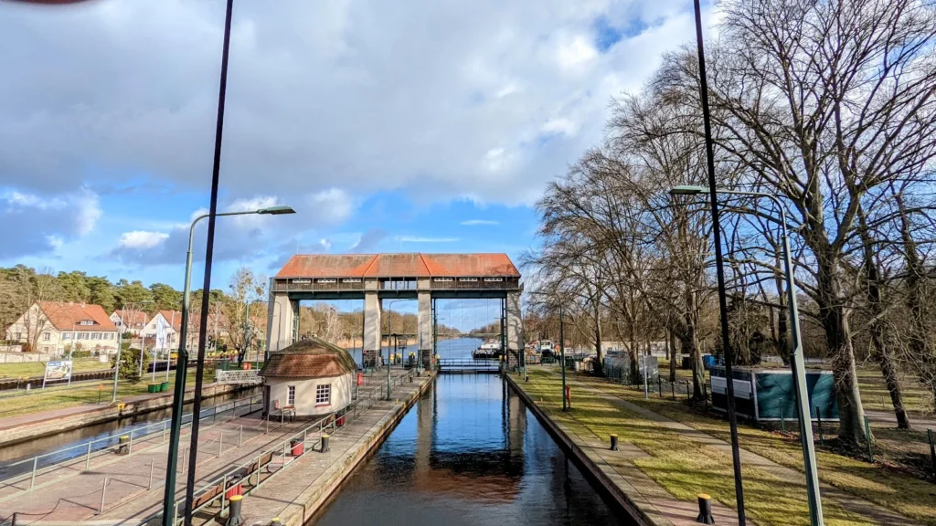Schleusentore und Kammer der Machnower Schleuse am Teltowkanal