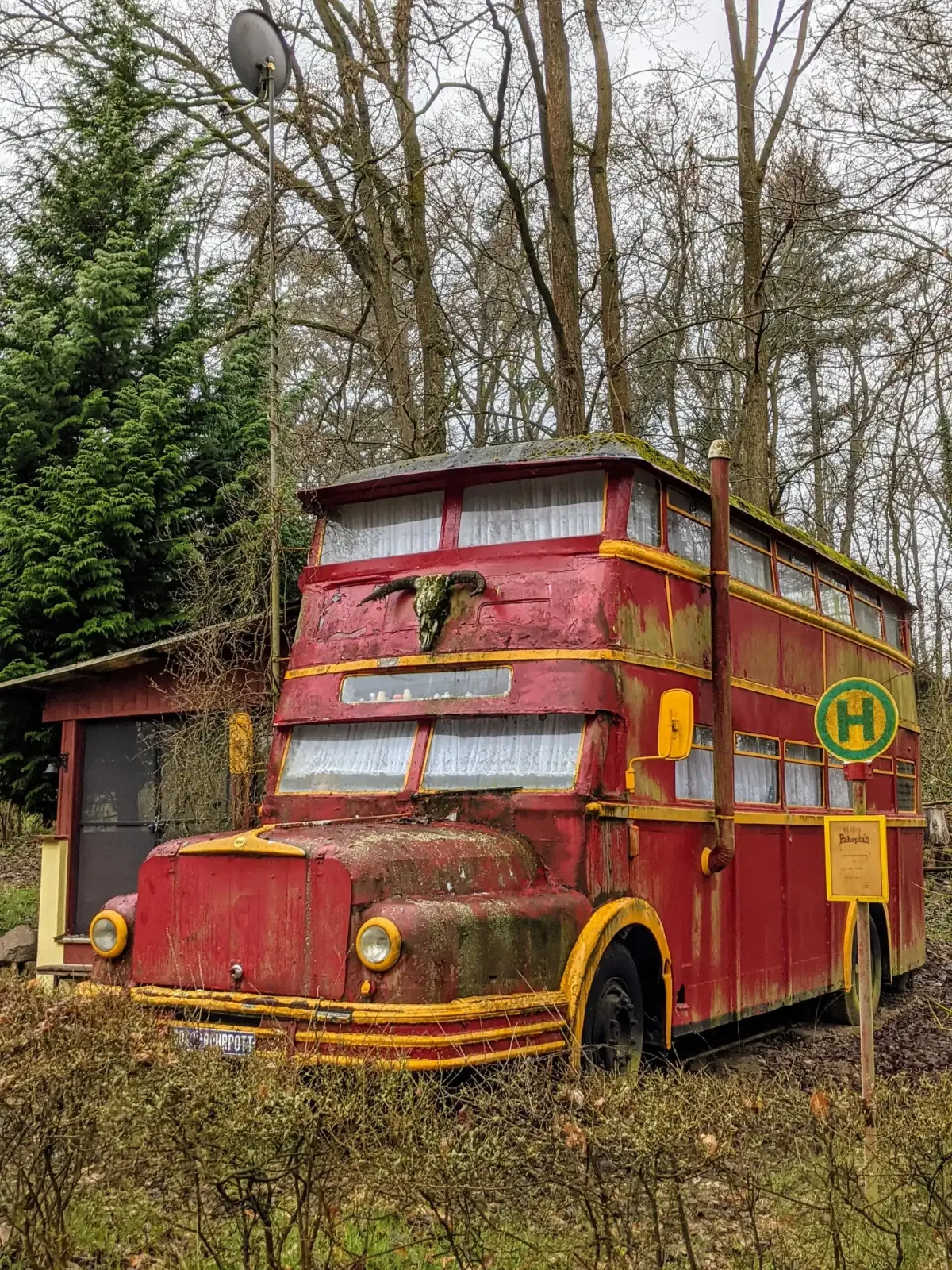 Roter Doppeldeckerbus an der Straße in Münchehofe