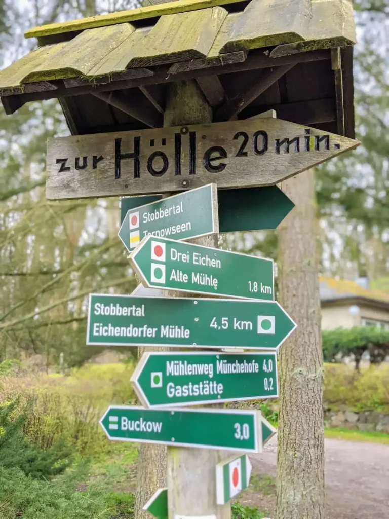 Wegweiser mit der Aufschrift „zur Hölle 20 min“ bei Buckow