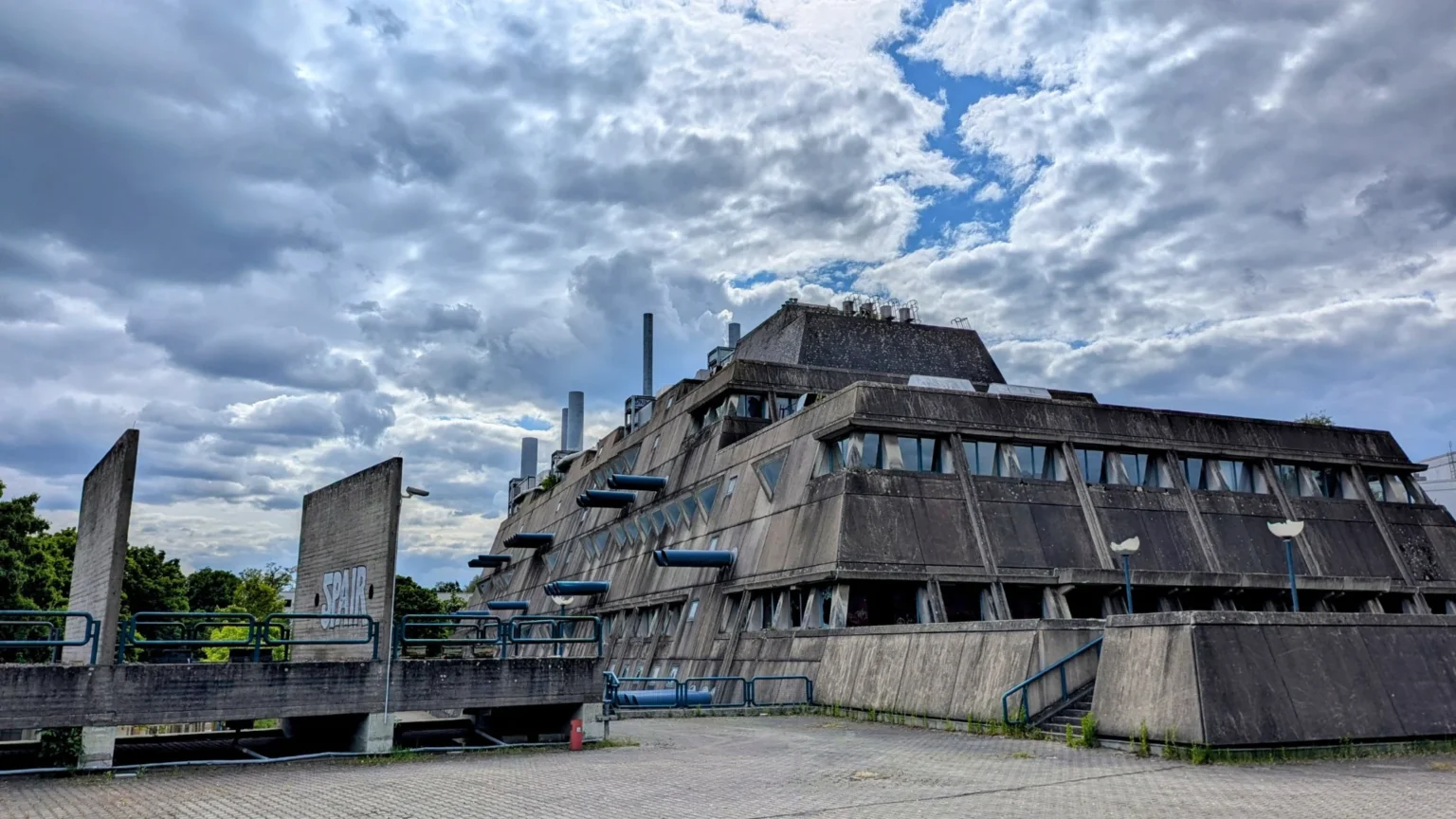 Der Mäusebunker in Berlin-Lichterfelde: Stahlbetonbau mit schrägen Wänden, blauen Lüftungsrohren und Schornsteinen auf dem Dach