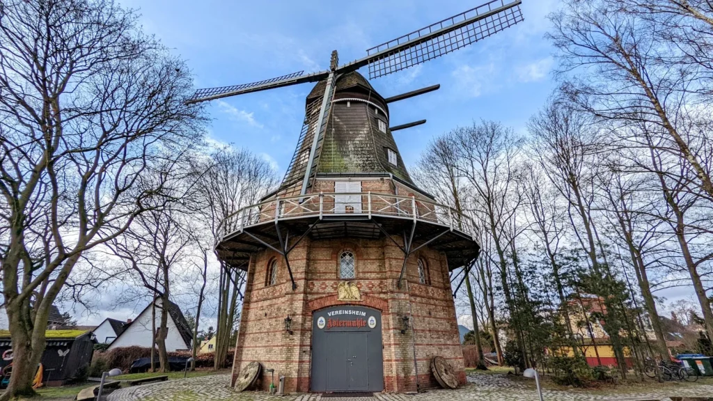 Adlermühle in Mariendorf, Holländerwindmühle mit Backsteinunterbau und umlaufender Galerie